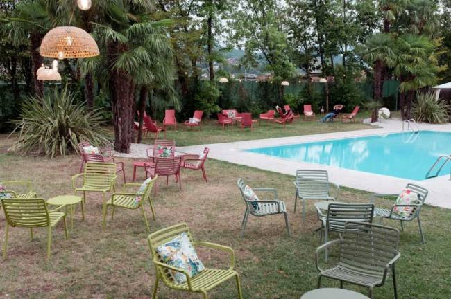 Столик пластиковый журнальный Doga грушевый Ø500х400 мм